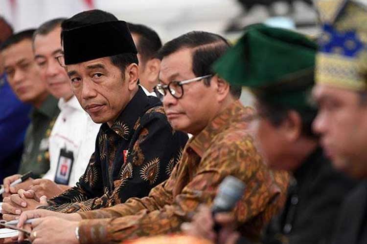 Presiden Jokowi saat di Istana dengan para menterinya. (FOTO: Antara)