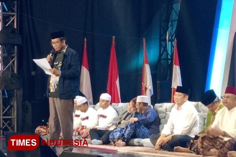 Mahfud MD, Cawapres RI nomor 3 hadir dalam Sholawat Persatuan Indonesia di Lapangan Syekh Maulana Ishaq, Desa Kemantren, Paciran, Lamongan Jatim, Sabtu (13/1/2024), (Foto: Moch. Nuril Huda/TIMES Indonesia)