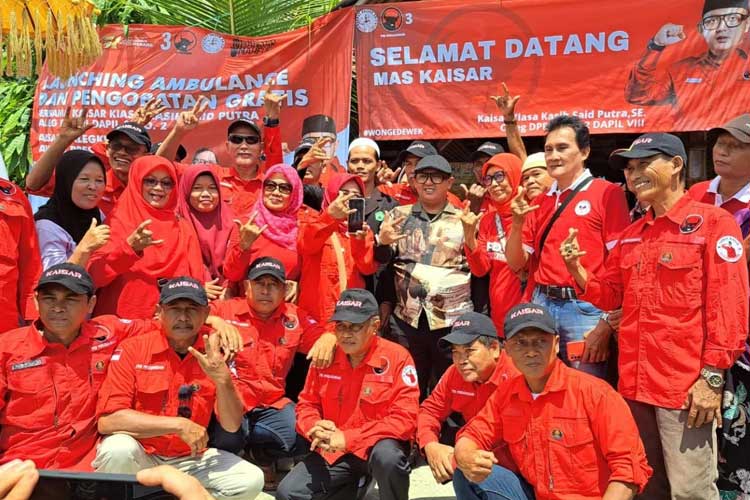 Mas Kaisar bersama relawan dan warga usai melaunching Ambulan dan Pengobatan Gratis Untuk Masyarakat Cilacap (FOTO: dok sobat kaisar)