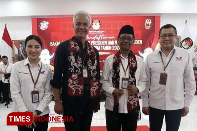 Pasangan Capres Ganjar Pranowo dan Cawapres Mahfud MD bersama Ketua Umum Partai Perindo Hary Tanoesoedibjo di KPU, Jakarta. (FOTO: Farid Abdullah/TIMES Indonesia).