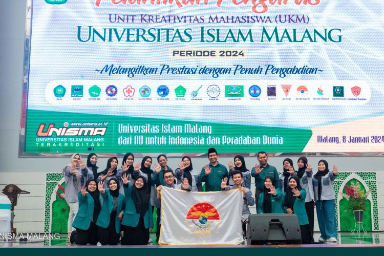 Dr. Ir. H. Badat Muwahid, M.P selaku Wakil Rektor 3 Unisma Malang bersama pengurus baru UKM Cinta Tanah Air Unisma Malang. (FOTO: AJP TIMES Indonesia)