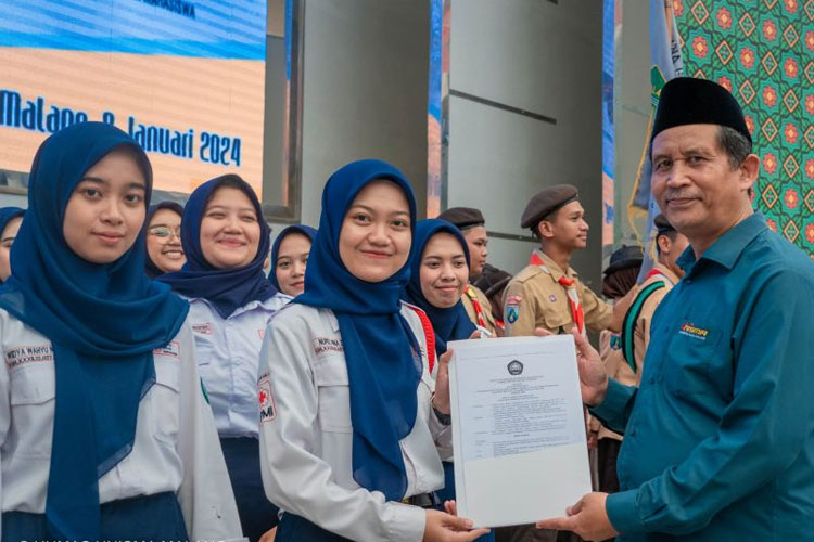 Wakil Rektor 3 Unisma Malang, Dr. Ir. H. Badat Muwakhid, M.P menyerahkan SK Pengurus UKM kepada ketua umum terpilih UKM KSR-PMI. (FOTO: AJP TIMES Indonesia)