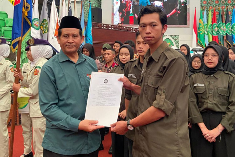 Wakil Rektor 3 Unisma Malang, Dr. Ir. H. Badat Muwakhid, M.P menyerahkan SK Pengurus UKM kepada ketua baru UKM Kewirausahaan Golden Preneur. (FOTO: AJP TIMES Indonesia)
