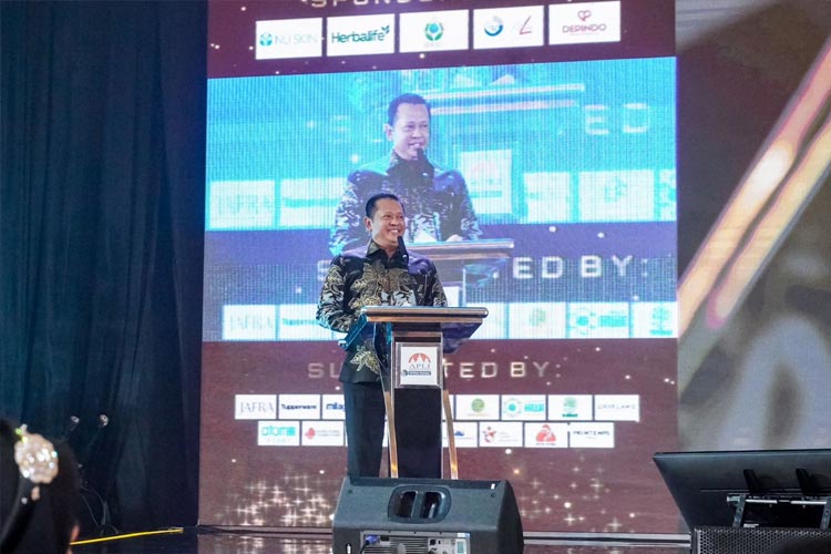 Ketua MPR RI Bambang Soesatyo saat memberikan kata sambutan di acara Asosiasi Penjualan Langsung Indonesia (APLI) Awards 2023 di Jakarta, Sabtu malam (13/1/2024).