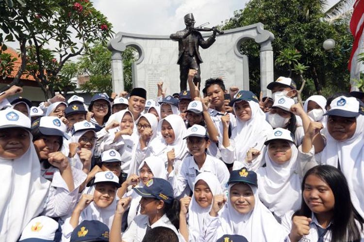 Wali Kota Surabaya Eri Cahyadi bersama para siswa. (FOTO: Dok.RRI Surabaya)