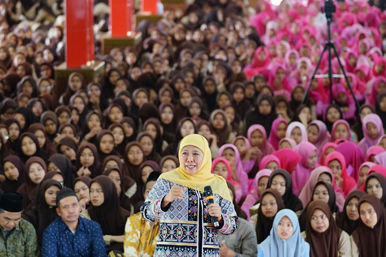 Gubernur Khofifah bersama para santri. (Foto : Dok.Humas Pemprov Jatim)