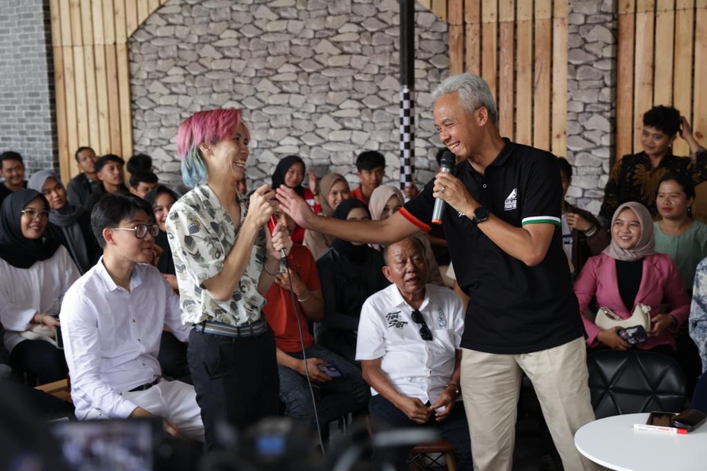 Acara Ganjar Pranowo ngobrol bareng dengan kalangan anak muda di cafe Satu Kata Purbalingga. (Foto: TPN) 