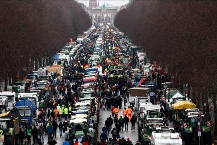 Dengan traktornya, petani Jerman protes di depan Gerbang Brandenburg yang ikonik di Berlin. (FOTO: Al Jazeera)