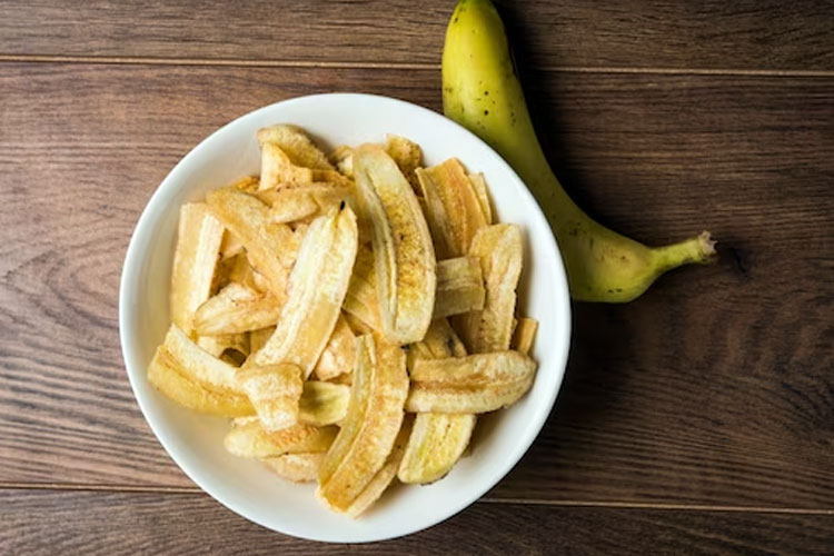 Homemade crispy savory banana chips. (Photo: stockimagefactory/Freepik)
