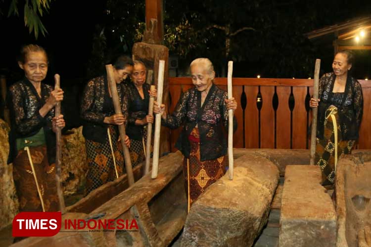 Tradisi othek, pertunjukan musik unik Suku Osing Banyuwangi. (Foto: Laila Yasmin/TIMES Indonesia)