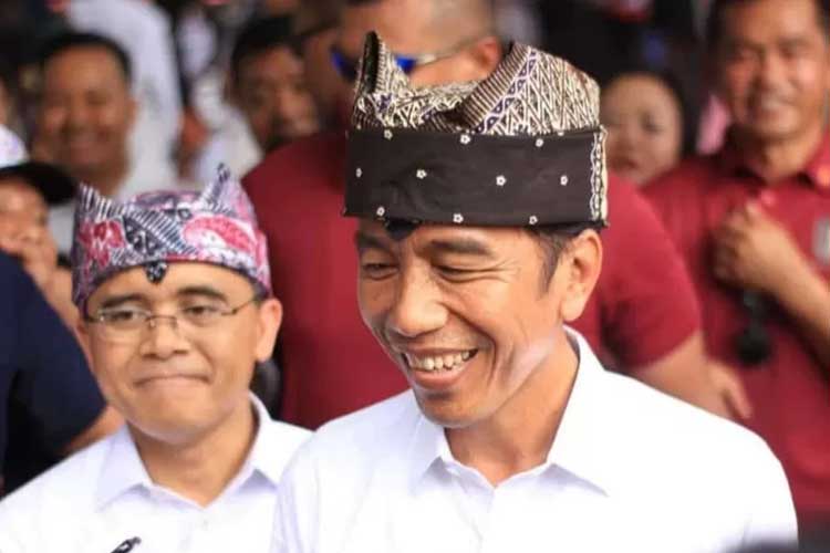 Potret Presiden Indonesia, Joko Widodo, saat mengenakan udeng Banyuwangi. (Foto: Laila Yasmin/TIMES Indonesia)