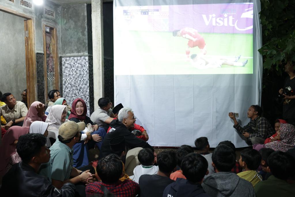 Ganjar nobar bola di halaman rumah warga Desa Karanganyar Kecamatan Kalibening, Banjarnegara. (Foto: TPN)