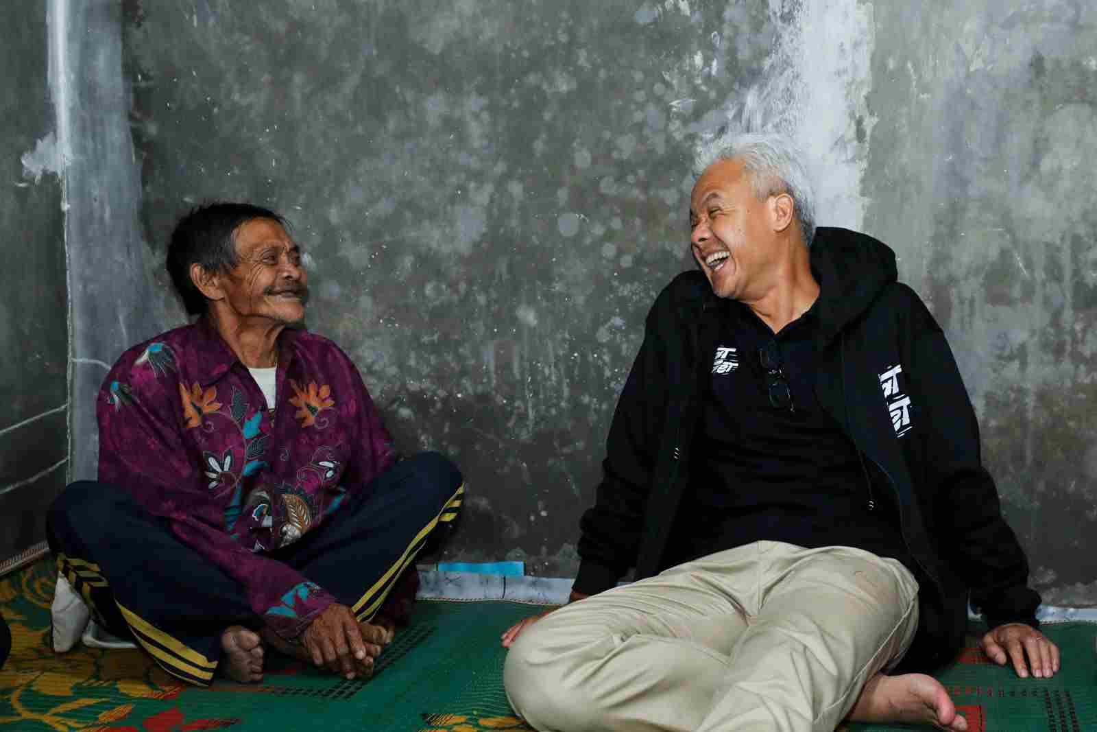 Ganjar bersama Wartaji, warga Desa Karanganyar Kecamatan Kalibening, Banjarnegara. Ganjar menginap di rumahnya. (Foto: TPN)) 