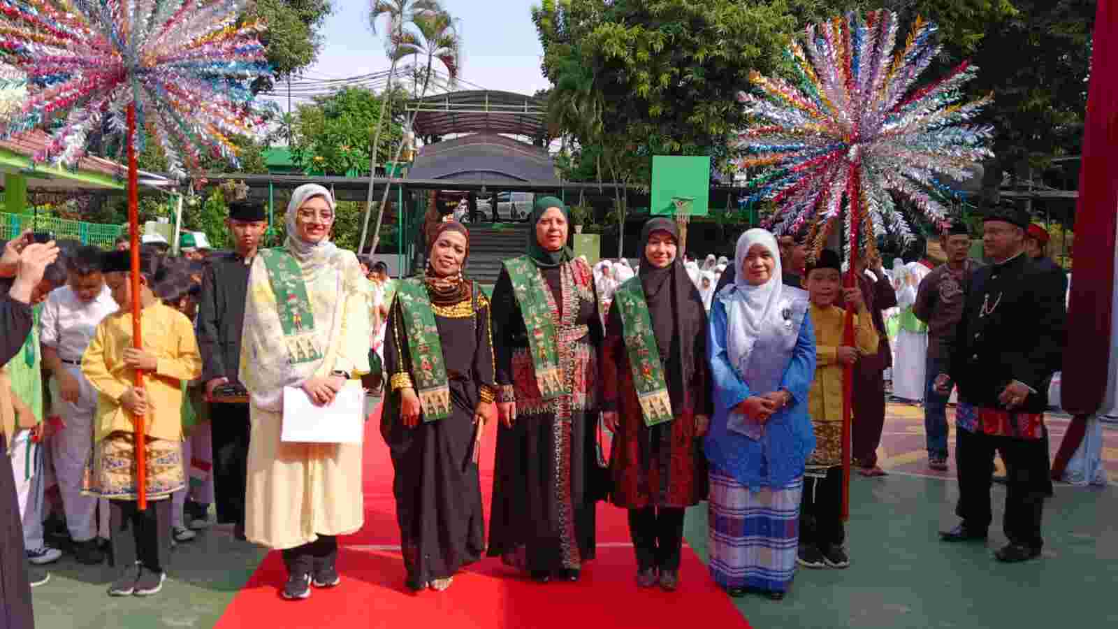 Dari kiri ke kanan: Ms. Arefeh; Nia S Amira (Konsultan Pendidikan dan Media); Madame Fatena Alshun (istri Dubes Palestina); Madame Elaheh Boroujerdi (istri Dubes Iran); dan Hj. Nur Laila Lubis, Lc. (Kepala Sekolah MIN 8 Jakarta)