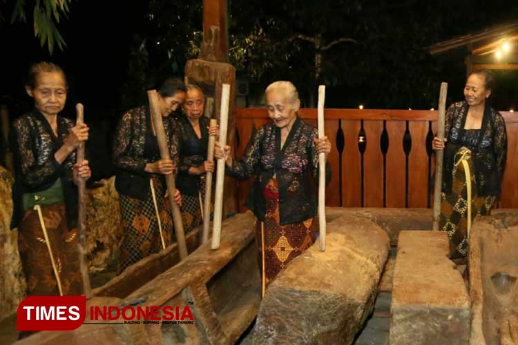 The grannies of Osing Community gathered and create and Othek at Kemiren Cultural Village. (Photo: Laila Yasmin/TIMES Indonesia)