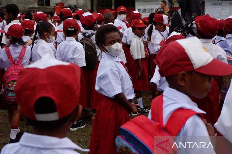 Sejumlah murid SD di Papua mengikuti Apel. (Foto: Antara)