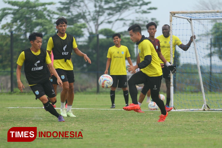 Persela Lamongan menggelar latihan di Lapangan Komplek Gajah Mada Lamongan, untuk persiapan menghadapi Deltras Sidoarjo dalam lanjutan Liga 2, Selasa (16/1/2024). (FOTO: MFA Rohmatillah/ TIMES Indonesia)