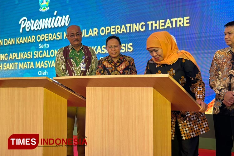 Gubernur Khofifah saat meresmikan gedung baru Rumah Sakit Mata Masyarakat Jatim di Surabaya, Selasa (16/1/2024). (FOTO: Lely Yuana/TIMES Indonesia)