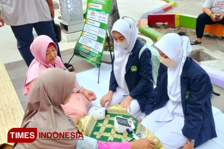 Warga Masyarakat Umum berada di Alun-alun Kabupaten Lamongan, saat diperiksa oleh tim kesehatan DIII Kebidanan Unisla, Senin, (15/01/2024). (FOTO: AJP TIMES Indonesia)