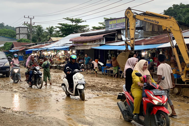 Pasar Buah di Babahrot Abdya Darurat Banjir, Warga Bersihkan Material Secara Sukarela