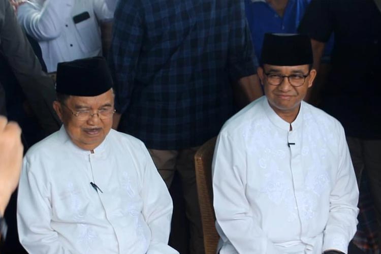 Capres nomor urut 1 Anies Baswedan dan Wakil Presiden ke-10 dan 12 RI, Jusuf Kalla saat di Sulawesi Selatan (17/1/2024).  (FOTO: Dok. Tim Media Anies).  