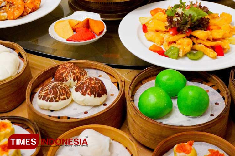 The assorted Chinese New Year festive foods at Sarkies Restaurant Hotel Majapahit Surabaya MGallery, Tuesday (16/1/2024). (Photo : Hamida Soetadji/MG-TIMES Indonesia)