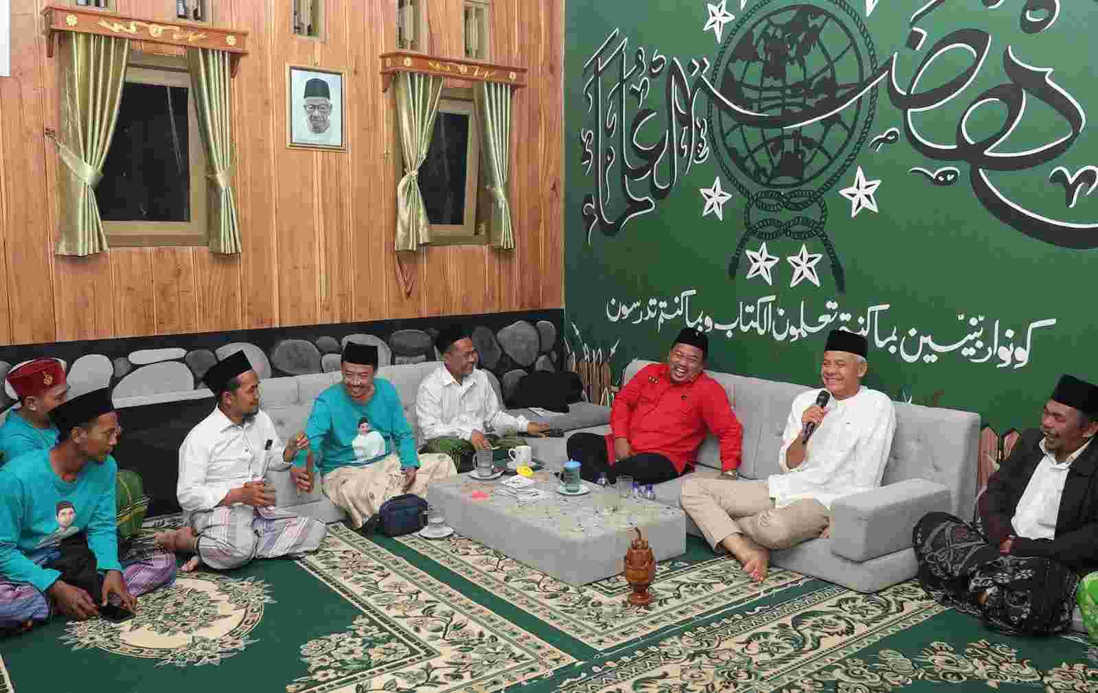 Ganjar gayeng berbincang dengan pengasuh Pondok Pesantren Assasul Huda Batang. (Foto: TPN) 