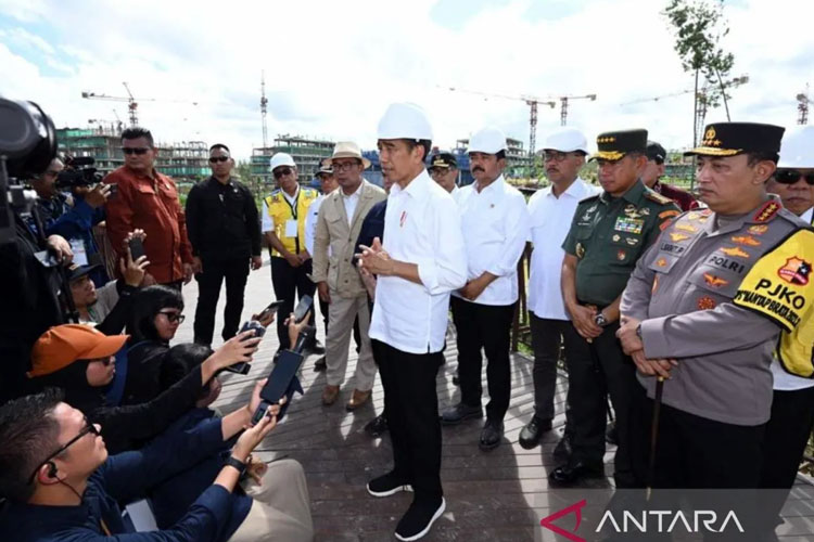 Presiden RI Jokowi saat memberi keterangan kepada wartawan di Ibu Kota Nusantara, Penajam Paser Utara, Kalimantan Timur, Rabu (17/1/2024). (FOTO: ANTARA/HO-BPMI Setpres)