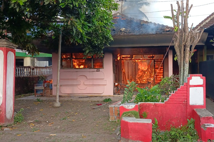 Kebakaran rumah di Lumajang. Pemilik rugi ratusan juta. (Foto: Efensi For TIMES Indonesia)