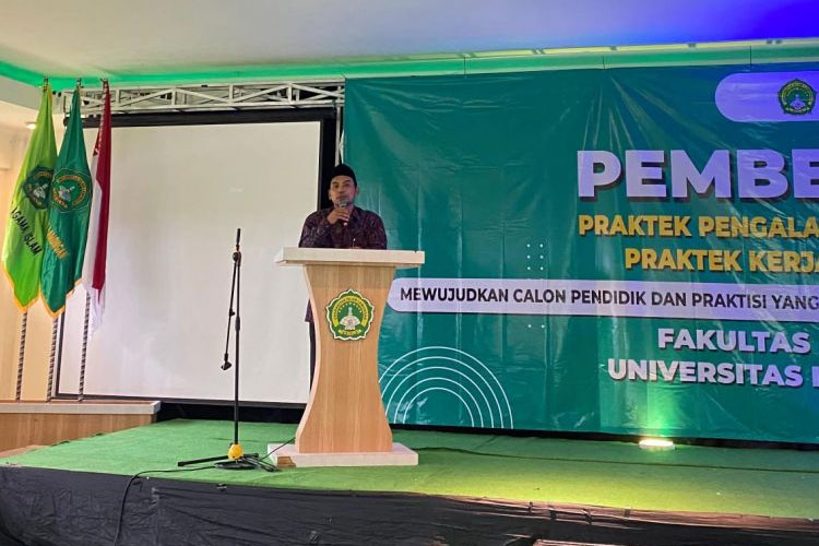 Dr. Hepi Ikmal, M.Pd. ketika menyampaikan sambutannya di acara pembekalan PPL dan PKL di Gedung Pascasarjana Unisla. Rabu, (17/01/2024). (Foto: Muhammad Nizar (CR-161/AJP TIMESINDONESIA)