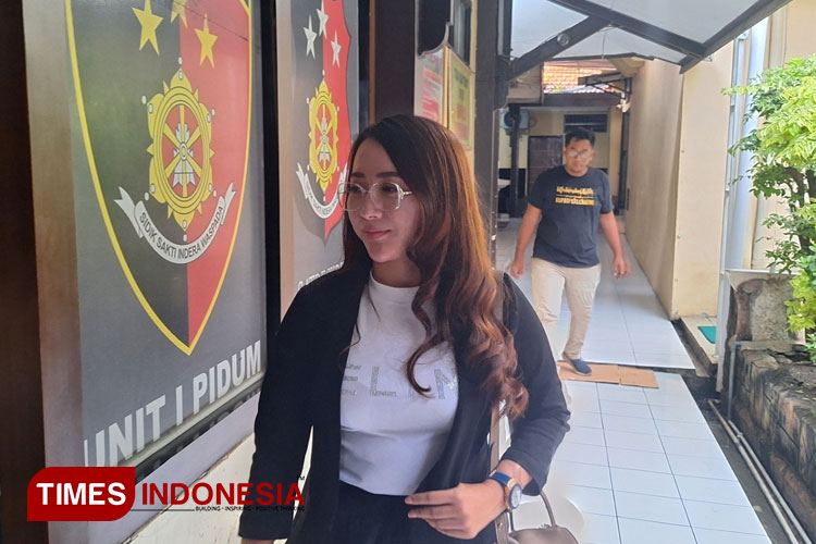 Angely Emitasari, Kades Cantik di Lamongan Jadi Korban Penipuan 