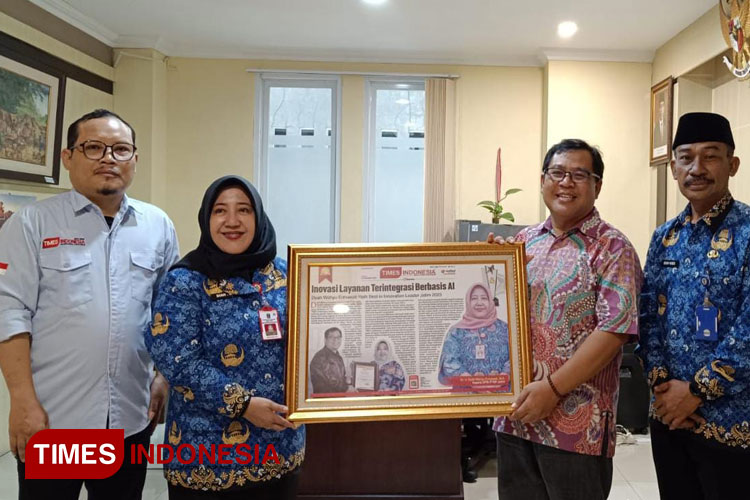 Kadis PM-PTSP Jatim Dyah Wahyu Ernawati (dua dari kiri) bersama Sekdin PMPTSP dan tim Corporate Silaturahim 2024 TIMES Indonesia. (Foto: TI Photo Network)