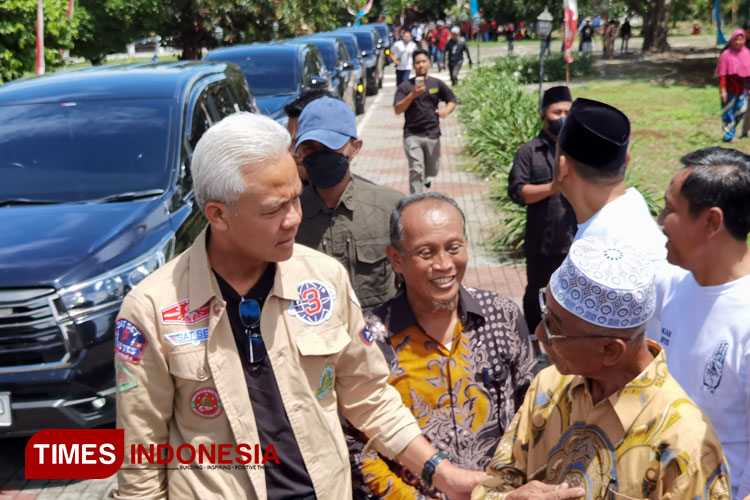 Ganjar Pranowo tiba di situs dr Radjiman Wedyadiningrat Ngawi, disambut juru kunci. (FOTO: Miftakul/TIMES Indonesia)