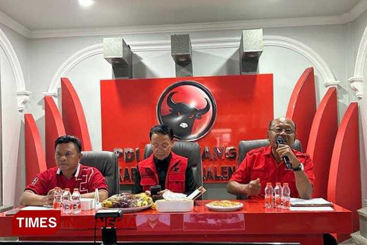 Ketua DPC PDI Perjuangan Kabupaten Majalengka menggelar konferensi pers. (FOTO: Jaja Sumarja/TIMES Indonesia)