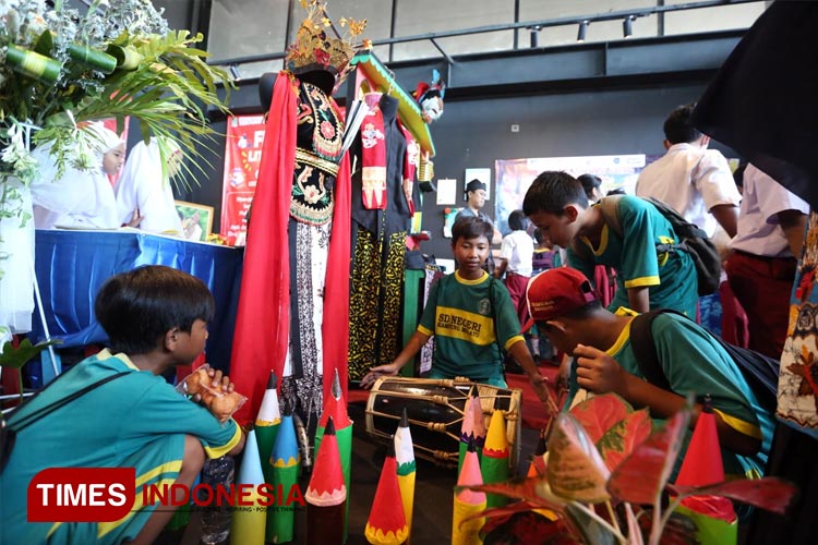Siswa Sekolah Dasar di Banyuwangi mengenal budaya melalui Festival Literasi Osing. (FOTO: Laila Yasmin/TIMES Indonesia)