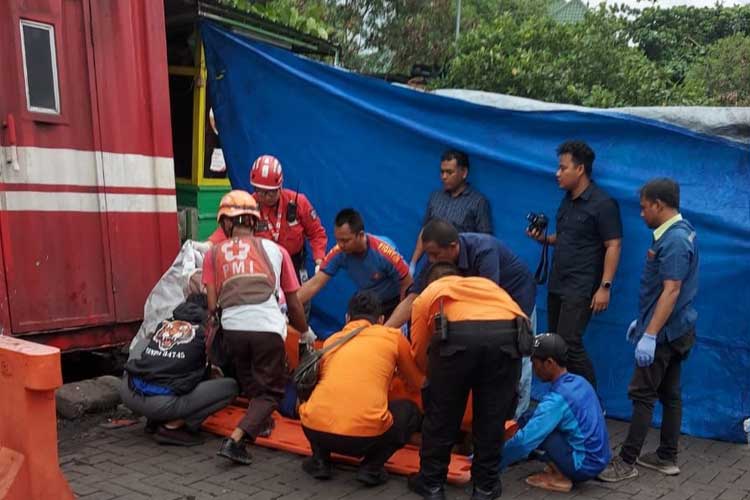 BPBD Linmas Surabaya saat evakuasi korban, Jumat (19/1/2024). (FOTO: Dok. BPBD Linmas Surabaya)