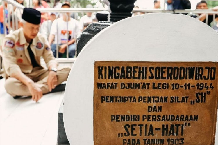 Capres Ganjar Pranowo saat berziarah ke makam pendiri pencak silat Persauraan Setia Hati di Madiun. (Foto: TKN/TIMES Indonesia)