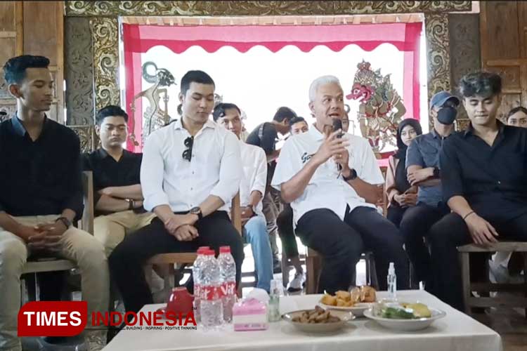 Capres Ganjar Pranowo saat berdiskusi dengan generasi milenial di Ponorogo. (Foto: Marhaban/TIMES Indonesia)