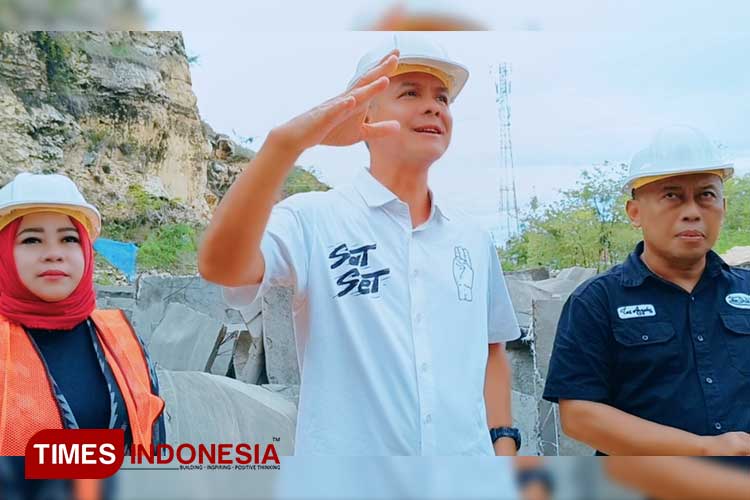 Didampingi Bupati dan Wakil Bupati Ponorogo Sugiri Sancoko-Lisdyarita capres Ganjar Pranowo kunjungi Pembangunan monumen reog di Sampung Ponorogo. (Foto: Marhaban/ TIMES Indonesia)