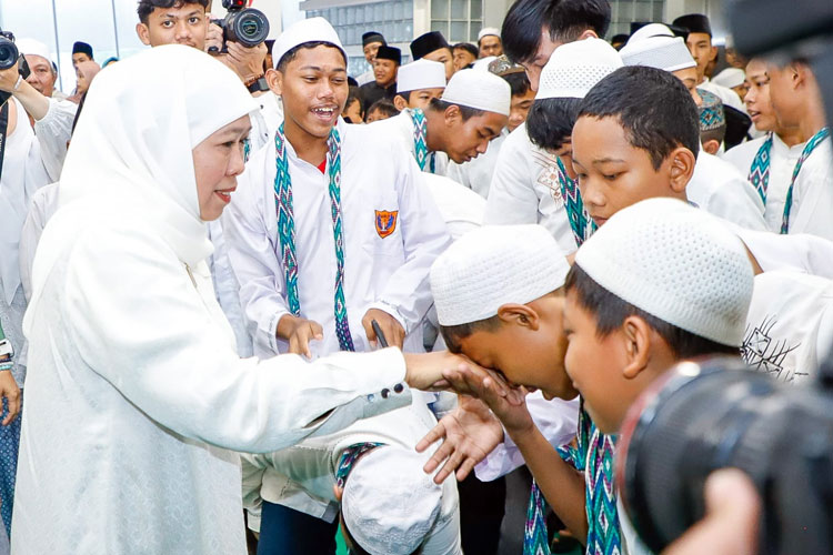 Ketua Umum Pimpinan Pusat Muslimat NU Khofifah Indar Parawansa menggelar santunan bagi 500 anak yatim, khataman  dalam rangkaian Harlah Ke-78 Muslimat NU di Stadion Gelora Bung Karno, Jakarta pusat pada Jumat-Sabtu (19-20/1/2024) (Foto: TIN)