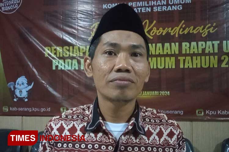 Komisioner KPU Kabupaten Serang Ichsan Mahfuz saat diwawancarai TIMES Indonesia. (Foto: Muhammad Uqel/ TIMES Indonesia) 