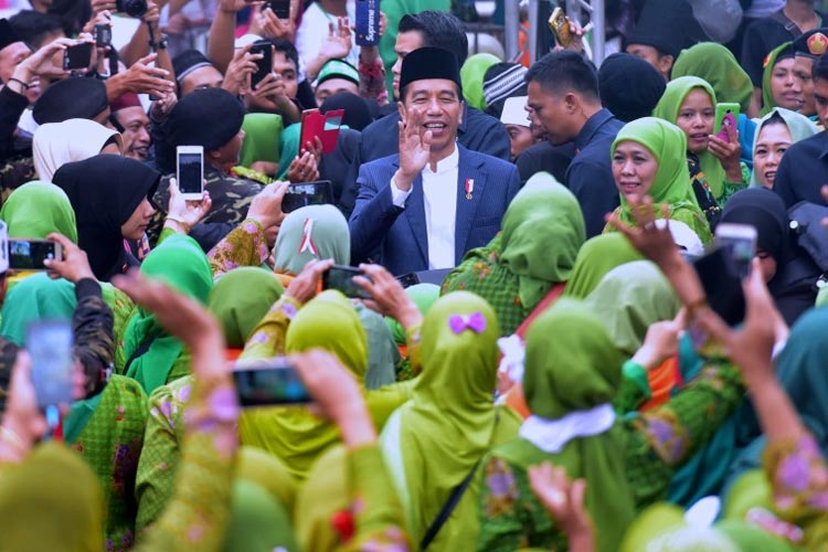 Presiden Jokowi menyapa para muslimat yang hadir dalam Harlah Ke-73 Muslimat Nahdlatul Ulama (NU), di Stadion Utama GBK Senayan, Jakarta, Minggu (27/1/2019) pagi. (Foto: Rahmat/Humas Setkab)