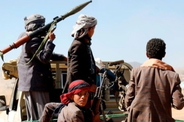 Pejuang dan anggota suku Houthi melakukan unjuk rasa menentang serangan AS dan Inggris di situs militer yang dikelola Houthi dekat Sanaa, Yaman, 14 Januari 2024. (FOTO: abc.News/AP)