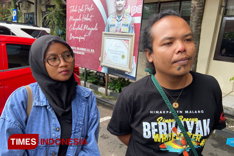 Siska didampingi suaminya, Anton Setiawan saat ditemui awak media usai memenuhi panggilan Polresta Malang Kota. (Foto: Rizky Kurniawan Pratama/TIMES Indonesia)