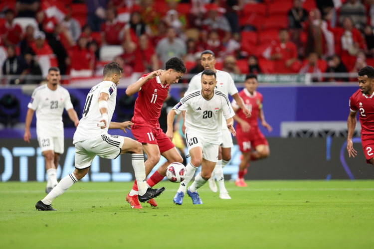 Striker Timnas Indonesia Rafael Struick dikepung pemain Irak di laga perdana Grup D Piala Asia 2023. Indonesia akan menjalani laga berat melawan Vietnam, Jumat (19/1/2024) malam.