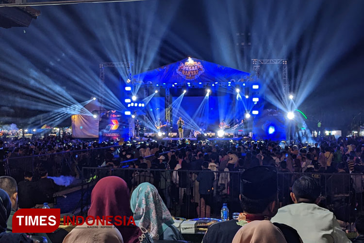 Kemeriahan konser Letto di Alun-alun RBA Ki Ronggo Kabupaten Bondowoso (FOTO: Moh Bahri/TIMES Indonesia) 