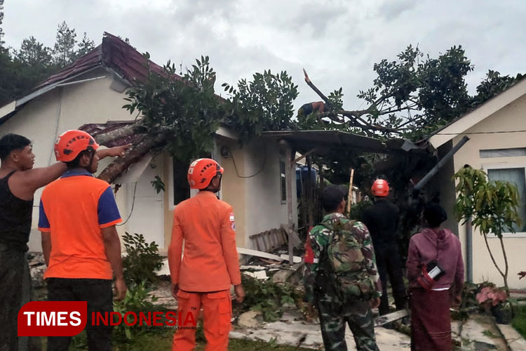 Angin kencang, rusak tiga rumah warga di Lumajang. (Foto: Efendi For TIMES Indonesia)