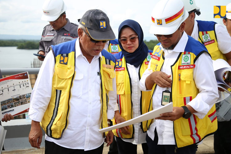 Menteri PUPR RI Basuki Hadimuljono saat meninjau jaringan jalan menuju Ibu Kota Nusantara (IKN) pada Kamis (18/1/2024). (FOTO: Biro Komunikasi Publik Kementerian PUPR RI)