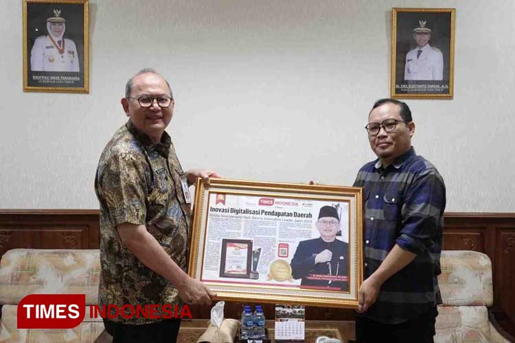 GM TIMES Indonesia Surabaya Raya Rudy Mulya memberi kenangan Ekoran pada Bobby Soemiarsono. (Foto: TI Photo Network)