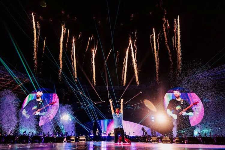 Aksi panggung Coldplay.